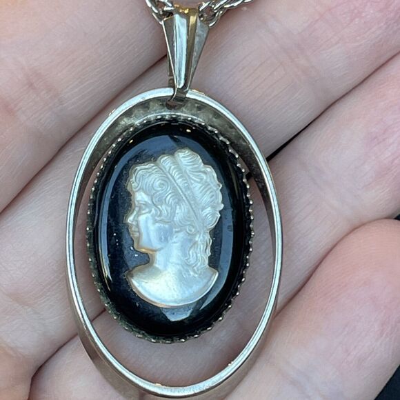 Vtg Iridescent Frosted Glass Cameo Pendant Necklace Silver Tone 24” Rope Chain - Picture 5 of 7